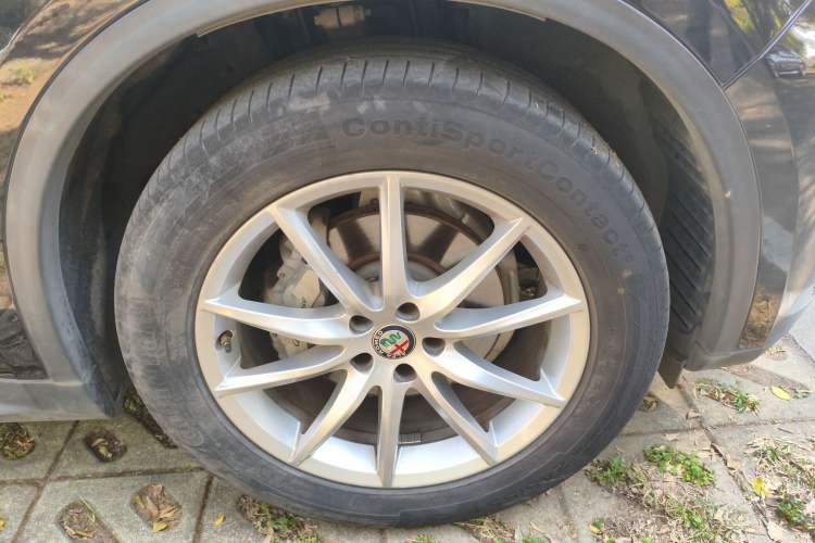 Used Alfa Romeo Stelvio 2017 2.0T 200HP Luxury Edition Right Front Wheel Hub
