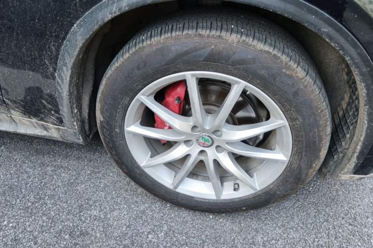 Used Alfa Romeo Stelvio 2017 2.0T 280HP Luxury Edition Right Front Wheel Hub