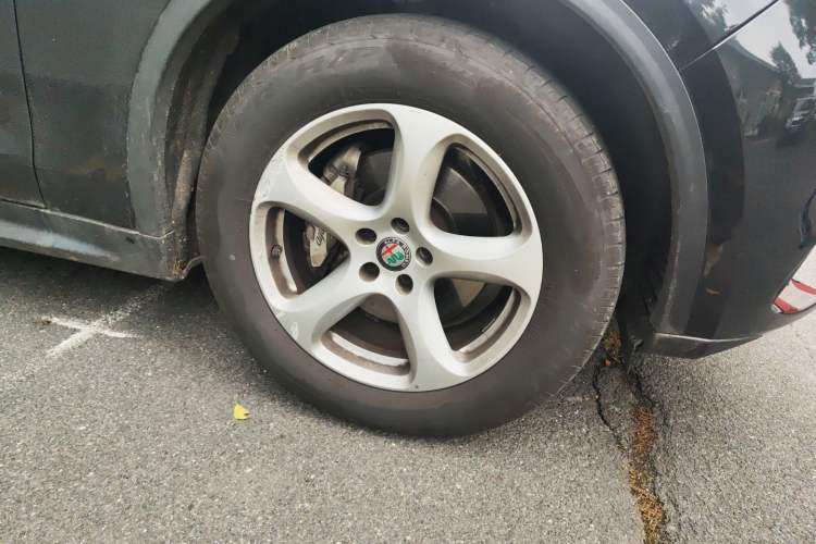 Used Alfa Romeo Stelvio 2017 2.0T 200HP Elite Edition Right Front Wheel Hub