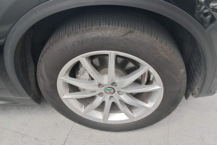 Used Alfa Romeo Stelvio 2017 2.0T 200HP Luxury Edition Right Front Wheel Hub