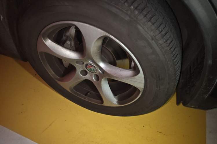 Used Alfa Romeo Stelvio 2017 2.0T 200HP Elite Edition Right Front Wheel Hub