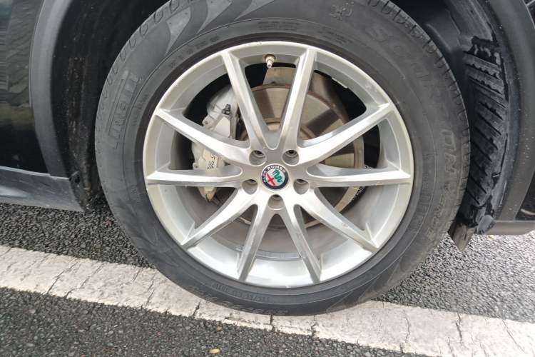 Used Alfa Romeo Stelvio 2017 2.0T 200HP Luxury Edition Right Front Wheel Hub