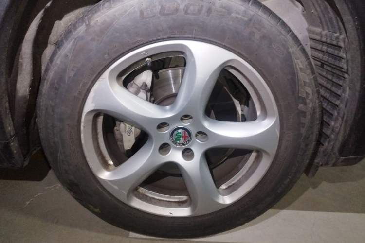 Used Alfa Romeo Stelvio 2017 2.0T 200HP Elite Edition Right Front Wheel Hub