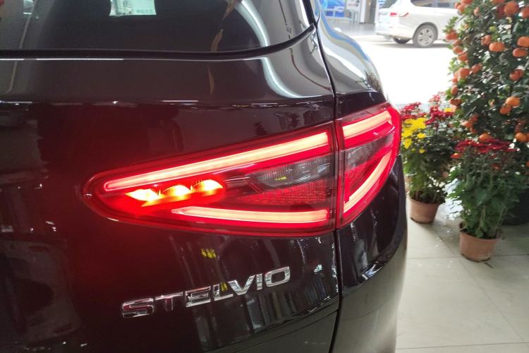 Used Alfa Romeo Stelvio 2017 2.0T 200HP Elite Edition Right Rear Taillight