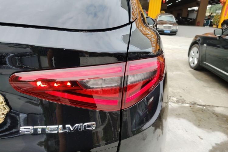 Used Alfa Romeo Stelvio 2017 2.0T 200HP Luxury Edition Right Rear Taillight