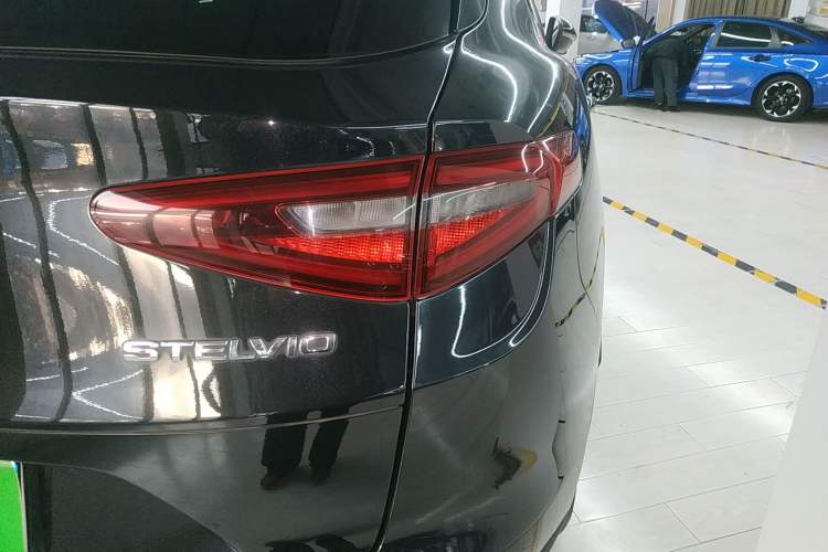 Used Alfa Romeo Stelvio 2017 2.0T 200HP Luxury Edition Right Rear Taillight