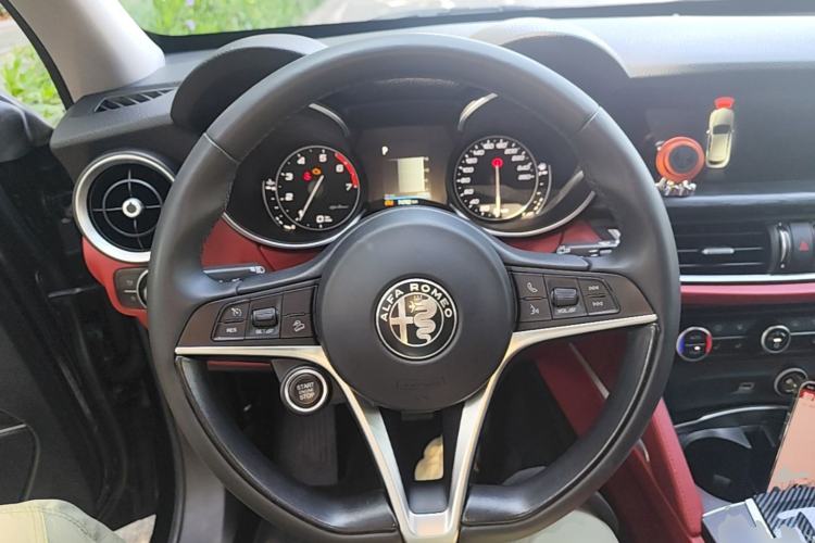 Used Alfa Romeo Stelvio 2017 2.0T 200HP Elite Edition Steering Wheel