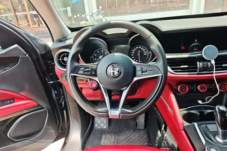 Used Alfa Romeo Stelvio 2017 2.0T 200HP Elite Edition Steering Wheel