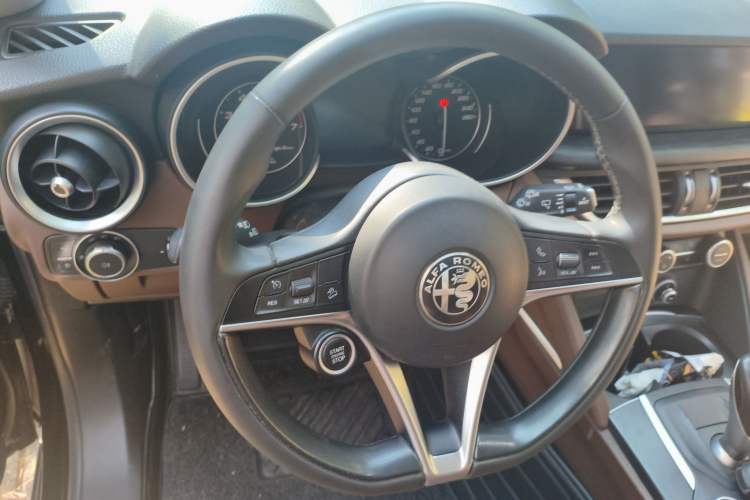 Used Alfa Romeo Stelvio 2017 2.0T 200HP Luxury Edition Steering Wheel