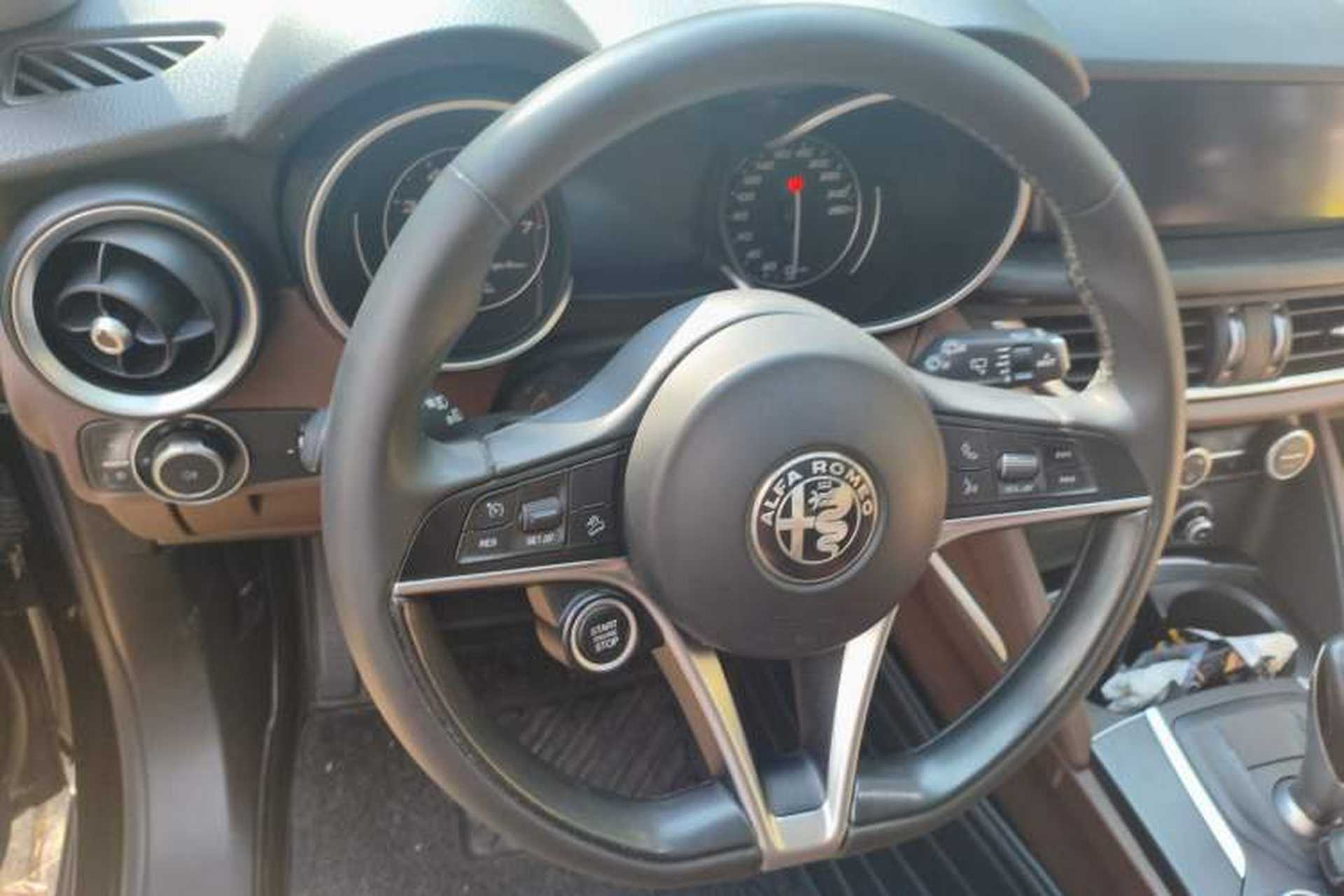 Used Alfa Romeo Stelvio 2017 2.0T 200HP Luxury Edition Steering Wheel