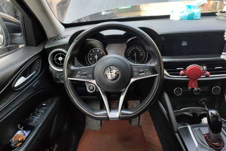 Used Alfa Romeo Stelvio 2017 2.0T 200HP Elite Edition Steering Wheel
