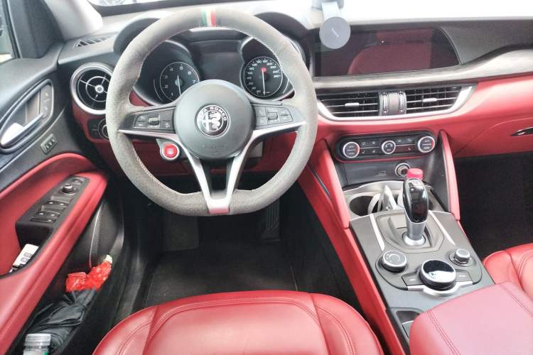 Used Alfa Romeo Stelvio 2017 2.0T 200HP Luxury Edition Steering Wheel