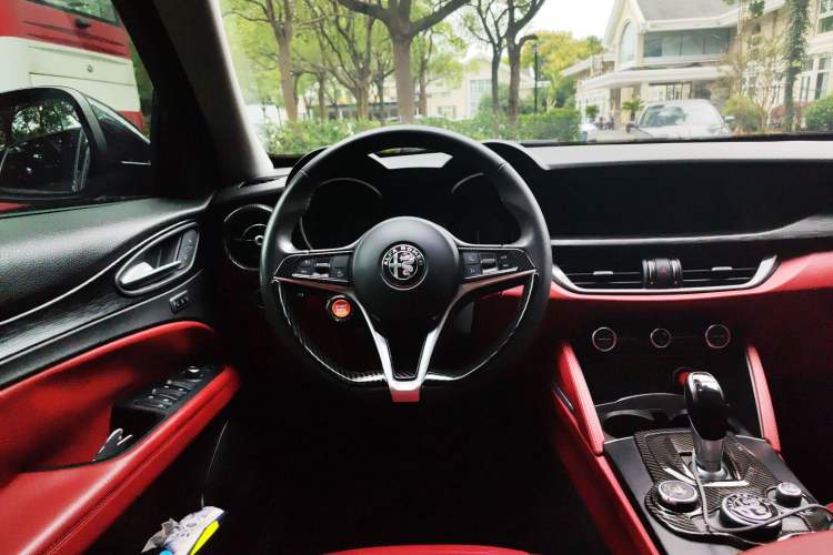 Used Alfa Romeo Stelvio 2017 2.0T 200HP Elite Edition Steering Wheel