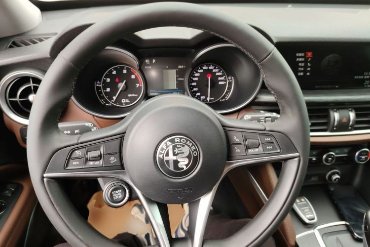 Used Alfa Romeo Stelvio 2017 2.0T 200HP Luxury Edition Steering Wheel