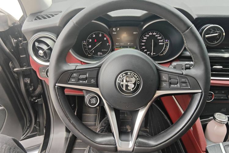 Used Alfa Romeo Stelvio 2017 2.0T 200HP Luxury Edition Steering Wheel