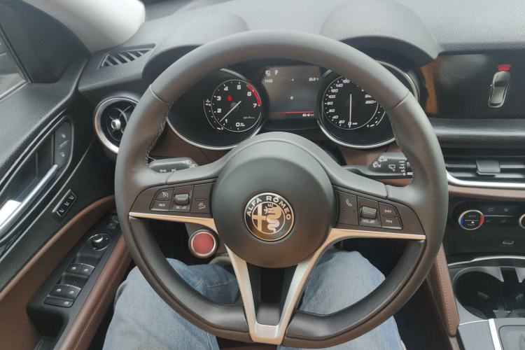 Used Alfa Romeo Stelvio 2017 2.0T 200HP Luxury Edition Steering Wheel