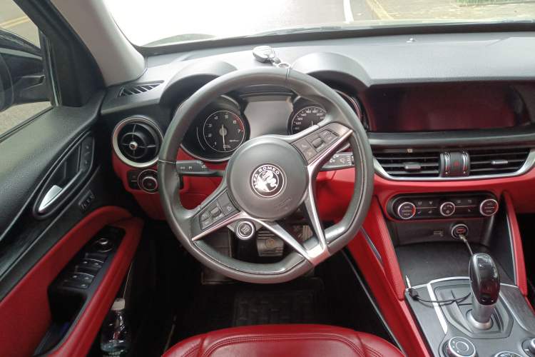 Used Alfa Romeo Stelvio 2017 2.0T 200HP Luxury Edition Steering Wheel
