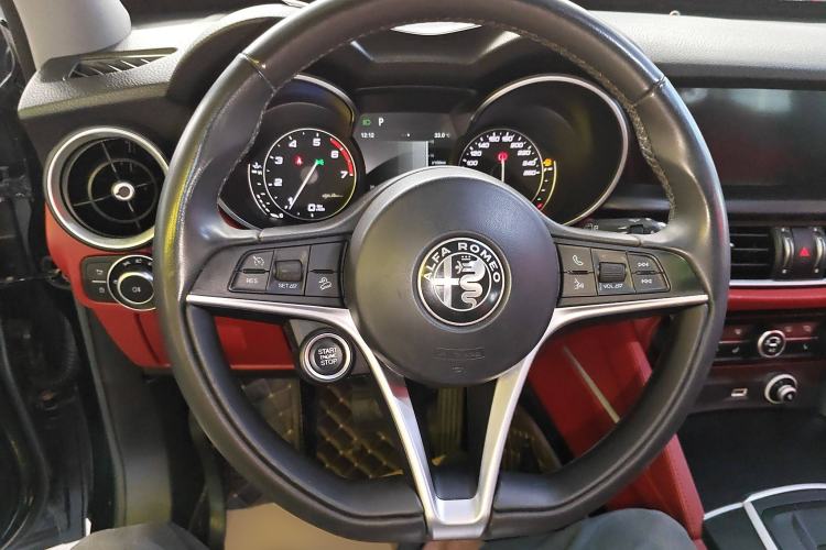 Used Alfa Romeo Stelvio 2017 2.0T 200HP Luxury Edition Steering Wheel