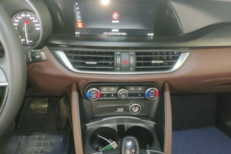 Used Alfa Romeo Stelvio 2017 2.0T 200HP Elite Edition Audio And AC Panel