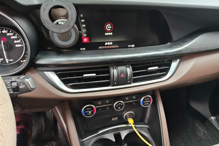 Used Alfa Romeo Stelvio 2017 2.0T 200HP Elite Edition Audio And AC Panel