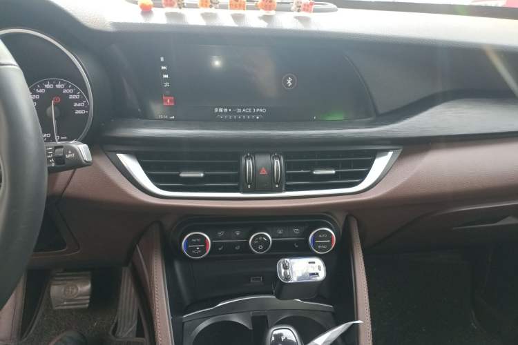 Used Alfa Romeo Stelvio 2017 2.0T 200HP Luxury Edition Audio And AC Panel