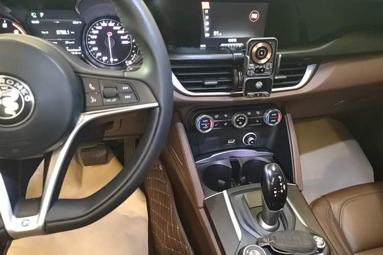 Used Alfa Romeo Stelvio 2017 2.0T 200HP Luxury Edition Audio And AC Panel
