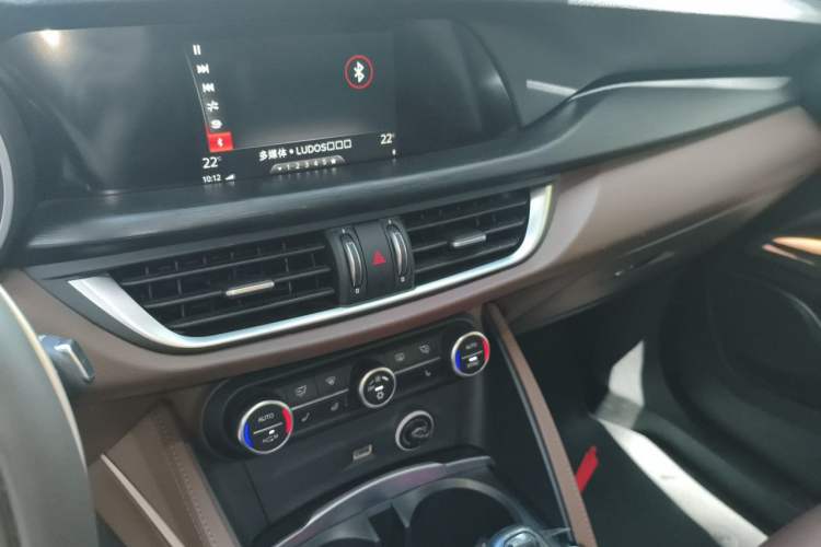 Used Alfa Romeo Stelvio 2017 2.0T 200HP Luxury Edition Audio And AC Panel