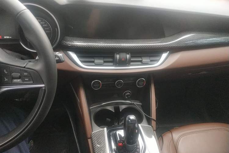 Used Alfa Romeo Stelvio 2017 2.0T 200HP Elite Edition Audio And AC Panel