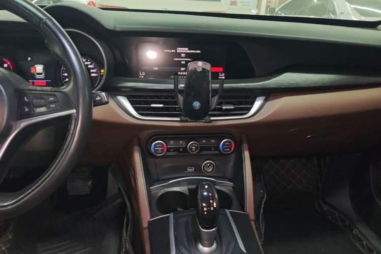 Used Alfa Romeo Stelvio 2017 2.0T 200HP Elite Edition Audio And AC Panel