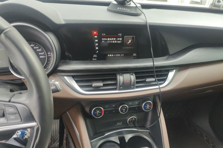 Used Alfa Romeo Stelvio 2017 2.0T 200HP Elite Edition Audio And AC Panel