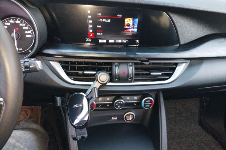 Used Alfa Romeo Stelvio 2017 2.0T 200HP Luxury Edition Audio And AC Panel