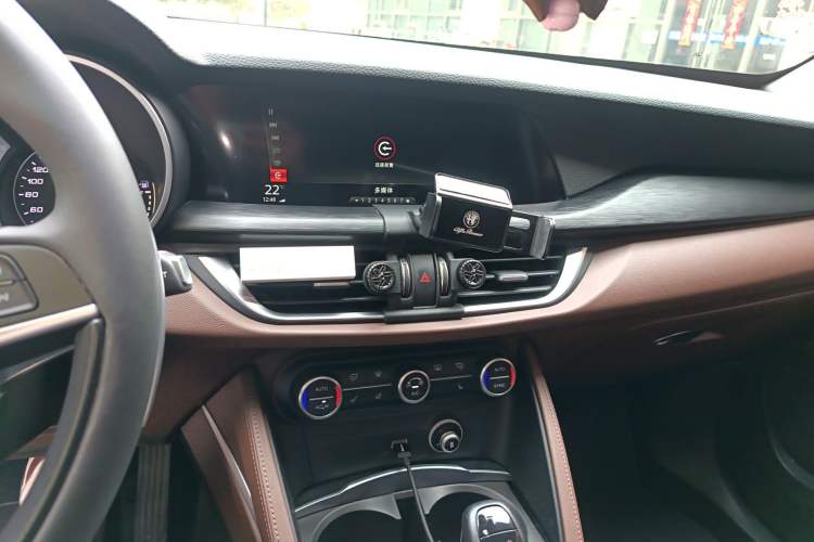 Used Alfa Romeo Stelvio 2017 2.0T 280HP Luxury Edition Audio And AC Panel