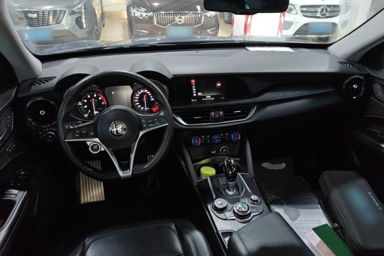 Used Alfa Romeo Stelvio 2017 2.0T 200HP Elite Edition Center Console