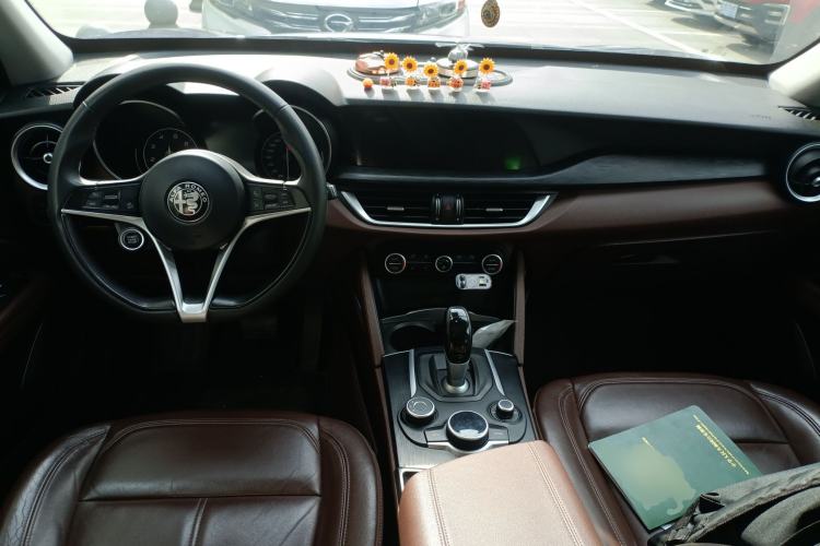 Used Alfa Romeo Stelvio 2017 2.0T 200HP Luxury Edition Center Console