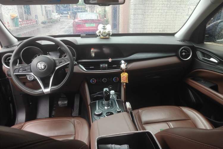 Used Alfa Romeo Stelvio 2017 2.0T 200HP Luxury Edition Center Console