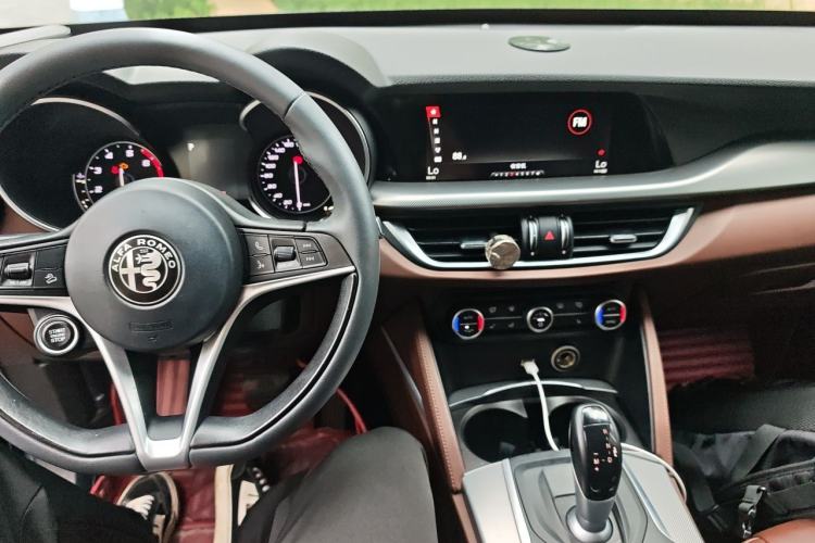 Used Alfa Romeo Stelvio 2017 2.0T 200HP Elite Edition Center Console