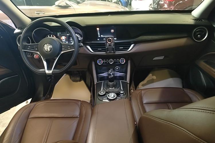 Used Alfa Romeo Stelvio 2017 2.0T 200HP Luxury Edition Center Console