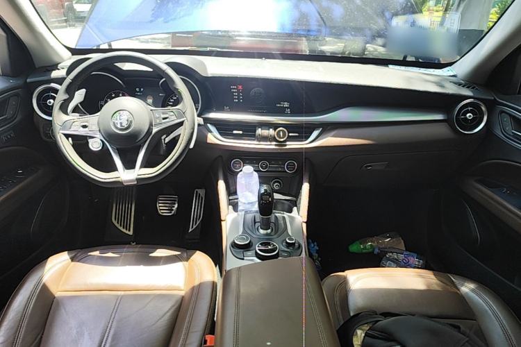 Used Alfa Romeo Stelvio 2017 2.0T 200HP Luxury Edition Center Console