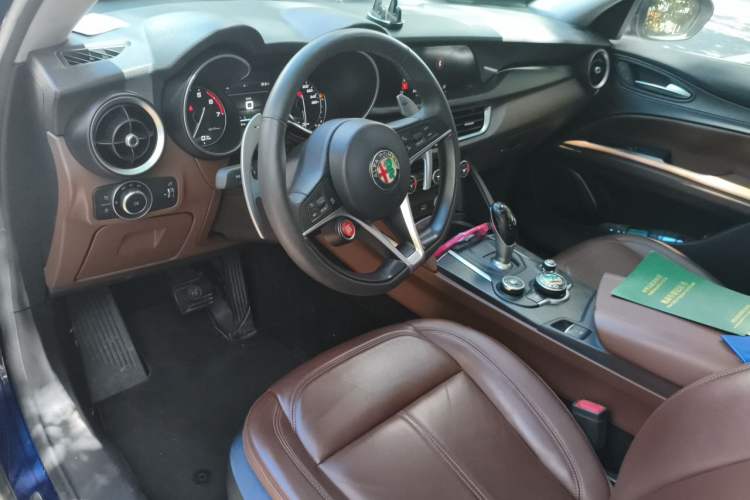 Used Alfa Romeo Stelvio 2017 2.0T 200HP Luxury Edition Center Console