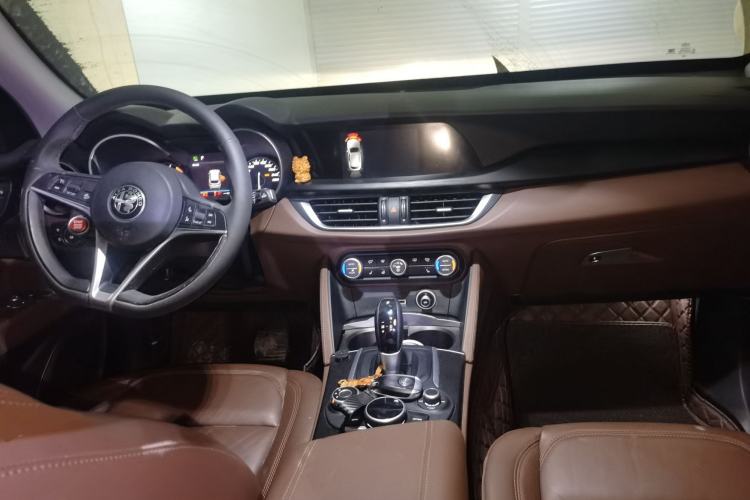 Used Alfa Romeo Stelvio 2017 2.0T 200HP Luxury Edition Center Console