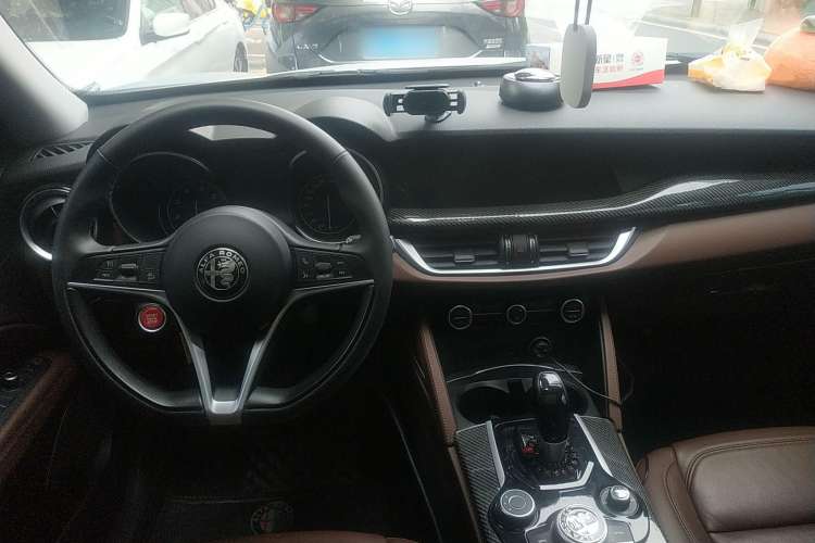 Used Alfa Romeo Stelvio 2017 2.0T 200HP Elite Edition Center Console