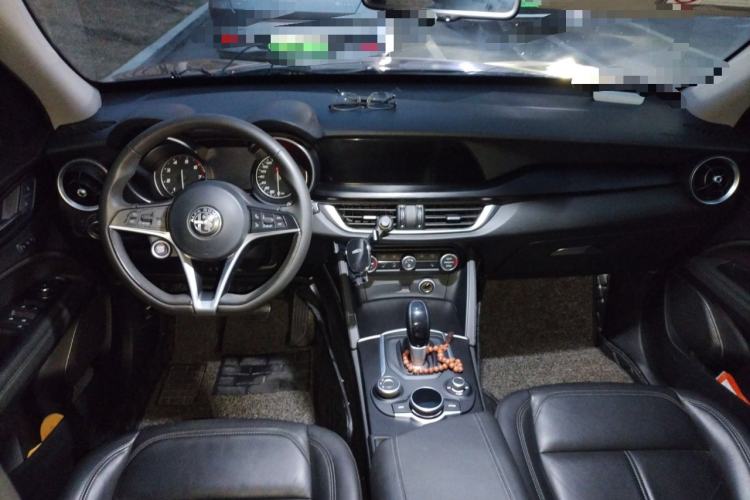 Used Alfa Romeo Stelvio 2017 2.0T 200HP Luxury Edition Center Console