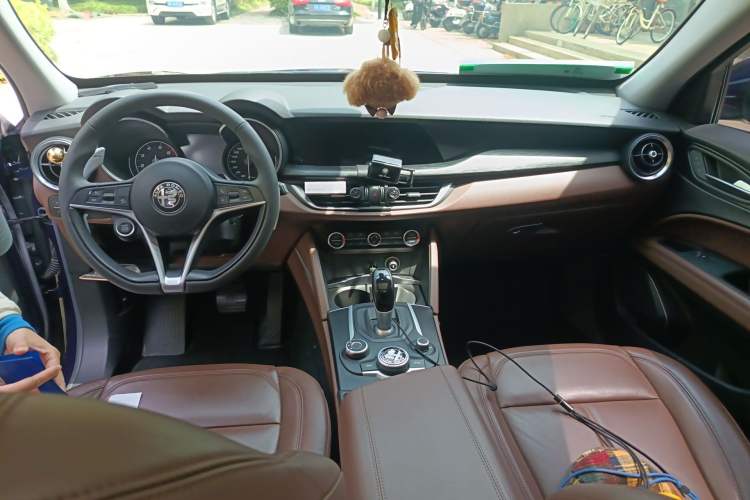 Used Alfa Romeo Stelvio 2017 2.0T 280HP Luxury Edition Center Console