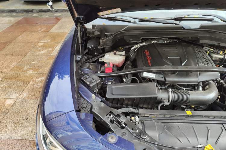 Used Alfa Romeo Stelvio 2017 2.0T 280HP Luxury Edition Engine Bay Right