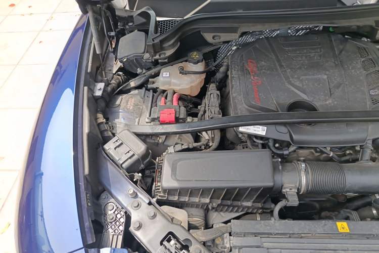 Used Alfa Romeo Stelvio 2017 2.0T 280HP Luxury Edition Engine Bay Right