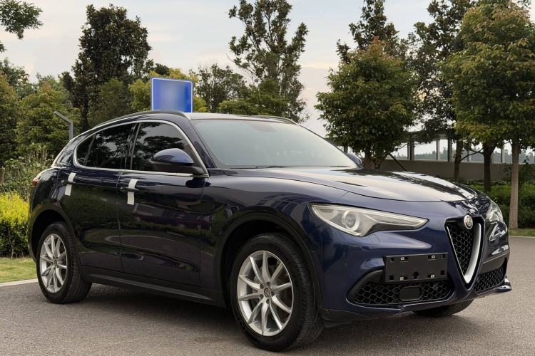 Used Alfa Romeo Stelvio 2017 2.0T 200HP Luxury Edition Exterior 2