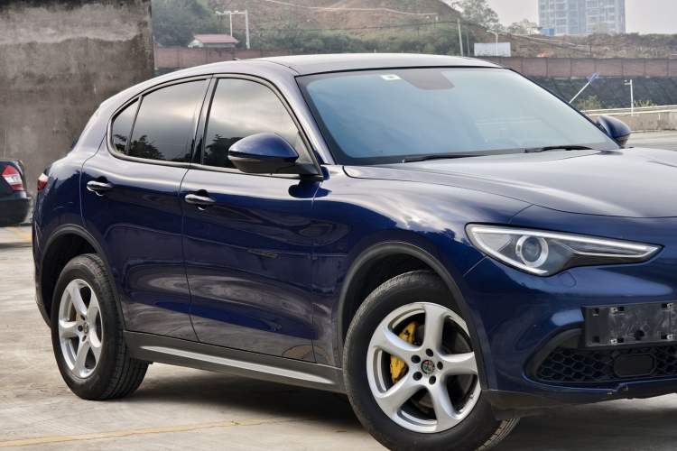 Used Alfa Romeo Stelvio 2017 2.0T 200HP Elite Edition Exterior 2