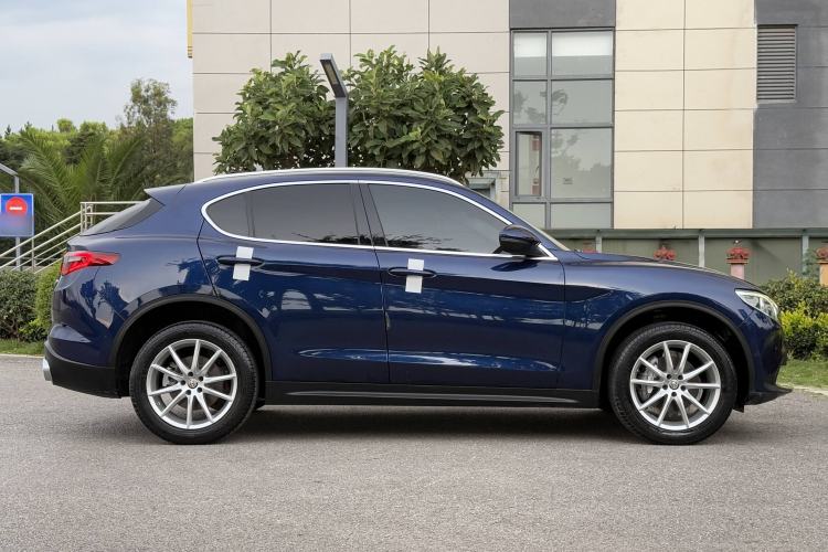 Used Alfa Romeo Stelvio 2017 2.0T 200HP Luxury Edition Exterior 3