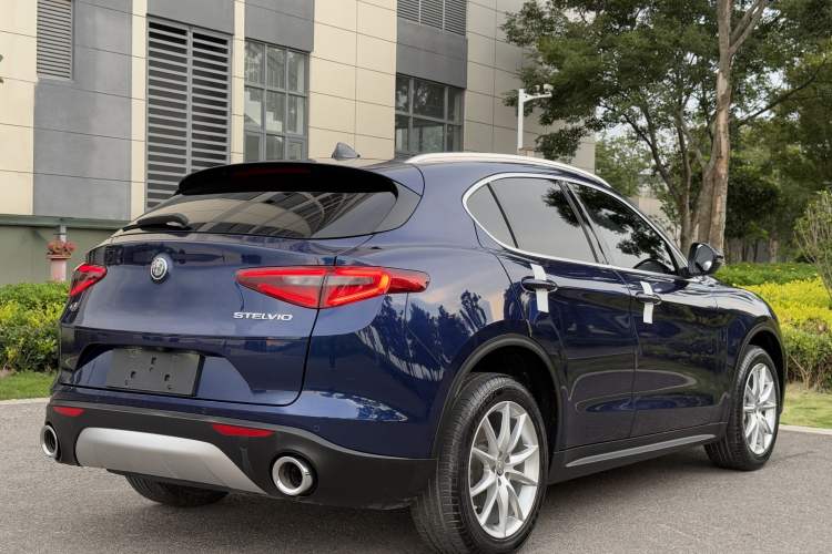 Used Alfa Romeo Stelvio 2017 2.0T 200HP Luxury Edition Exterior 5
