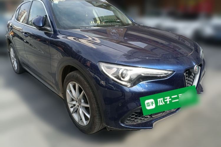 Used Alfa Romeo Stelvio 2017 2.0T 200HP Luxury Edition Front Right 45 Deg